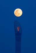 Ammirare la stupefacente superluna rosa in Qatar