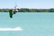 Die sieben wichtigsten Gründe, warum Katar das ideale Reiseziel für Kitesurfen ist. 